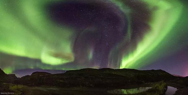 在地球南北两极附近地区的高空,夜间出现的灿