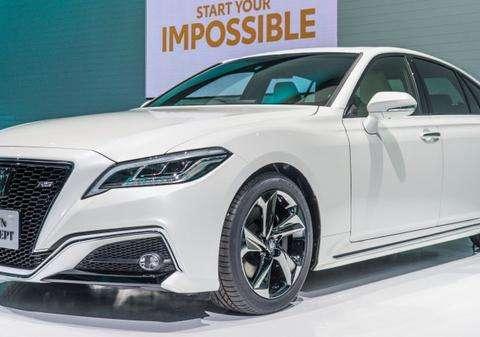 全新丰田15代皇冠到店！奥迪A6的档次仅卖A4价格，内饰十分豪华