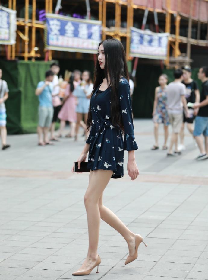 路人街拍 碎花衣裙搭配细高跟 秀纤细白腿 真美
