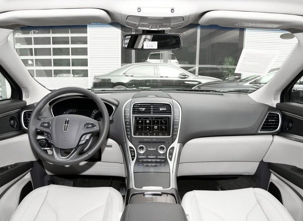 外观豪华，内饰被吐槽Low，配2.0T6AT油耗8.6，买啥凯迪拉克XT5