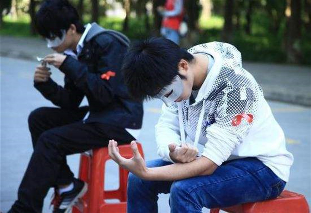 据说艾滋病是猩猩身上的病毒,它是怎么跑到人