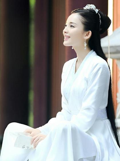 娜扎古装剧十套白衣装扮,徐有容占了五套,每一套都是仙气十足