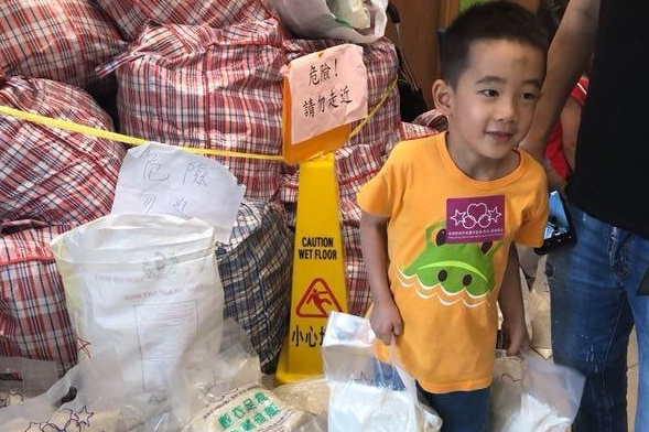 Jasper与妈妈应采儿看望老人，徒手提米袋变成小男子汉了