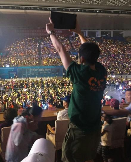 王栎鑫做近视眼手术戴墨镜看兄弟魏晨演唱会,