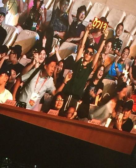 王栎鑫做近视眼手术戴墨镜看兄弟魏晨演唱会,