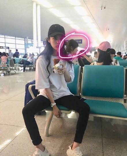 欧阳娜娜在候车室啃包被偷拍, 右手食指上戴着戒指.