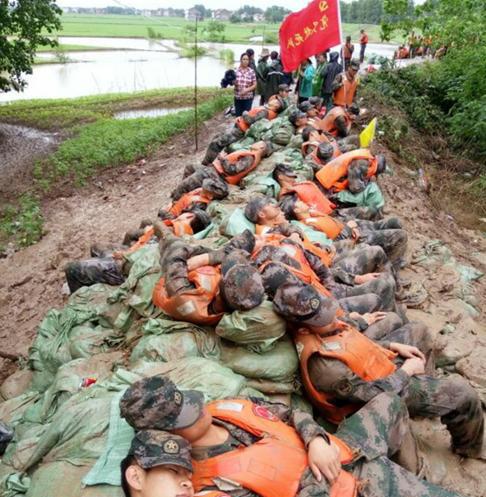 98年洪水中的子弟兵们，你们是中国的脊梁