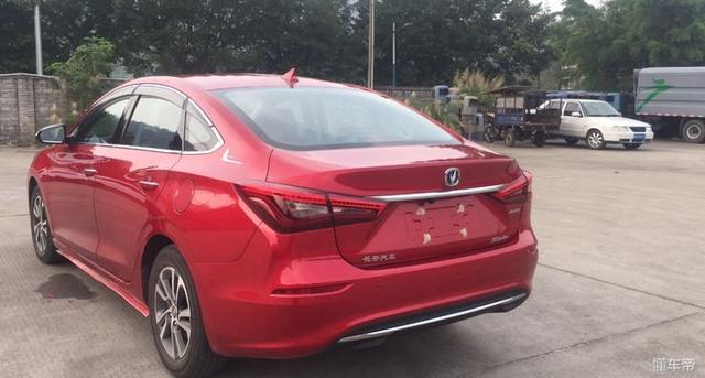 广东首提红色二代长安逸动,车主:装饰后再也没
