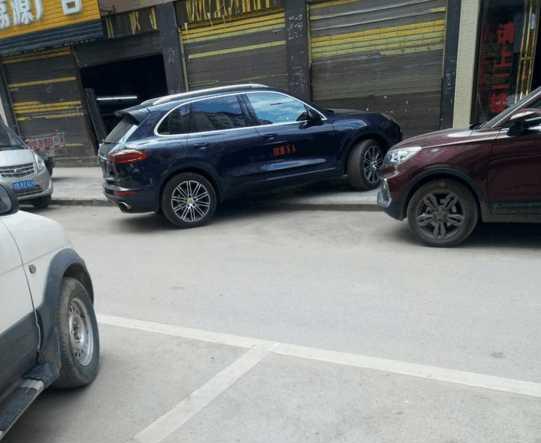 保时捷卡宴遭车管所喷字，网友：真让人绝望，现在连SUV都要喷