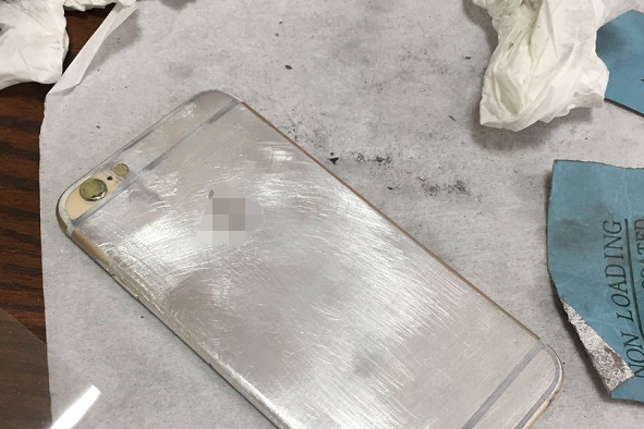 小伙在家闲着没事,用砂纸打磨手机后壳,结果磨