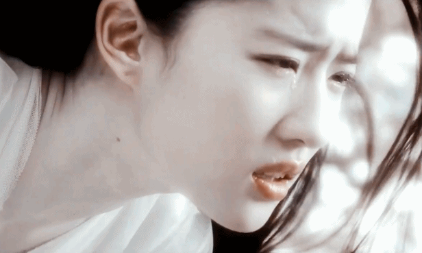 电视剧女明星哭戏,刘亦菲赵丽颖迪丽热巴,你认为谁最惹人怜?