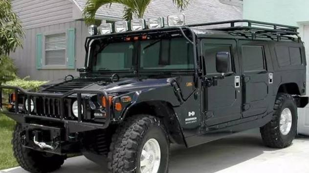 这款悍马, 车长9米, 一次能做40人, 车内有KVT, 酒吧.