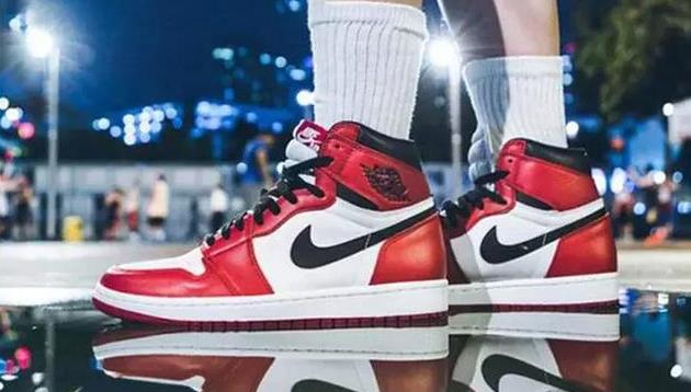 潮流!哥哥,我可以踩在你的AJ上亲你吗?