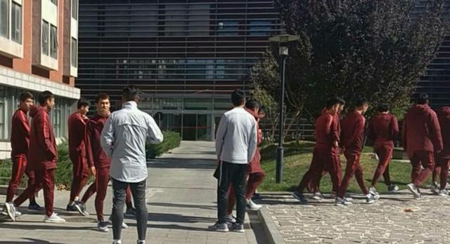 国足U25战中超,为了保证联赛双数队,1队降级中