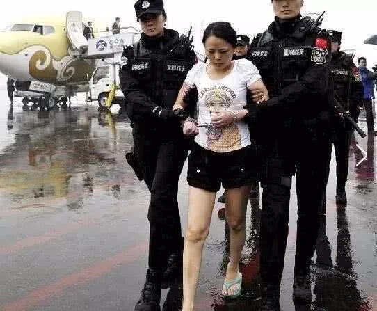 她是文强的情妇，重庆女黑老大，非法勾当获利上亿元，终判死刑