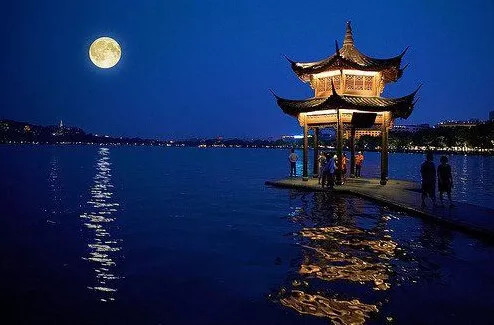 西湖经典十景中就有两个与月亮有关:"平湖秋月","三潭映月".