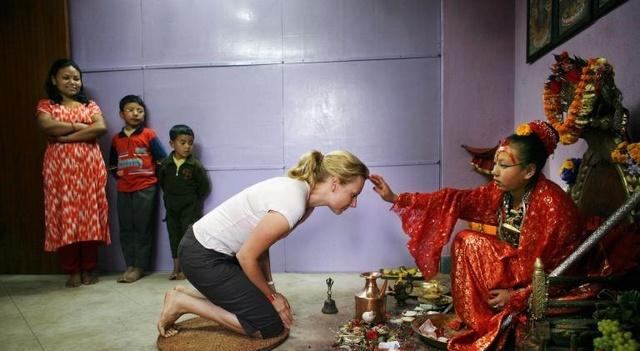 揭秘尼泊尔活女神的真实生活, 娶她们的男人