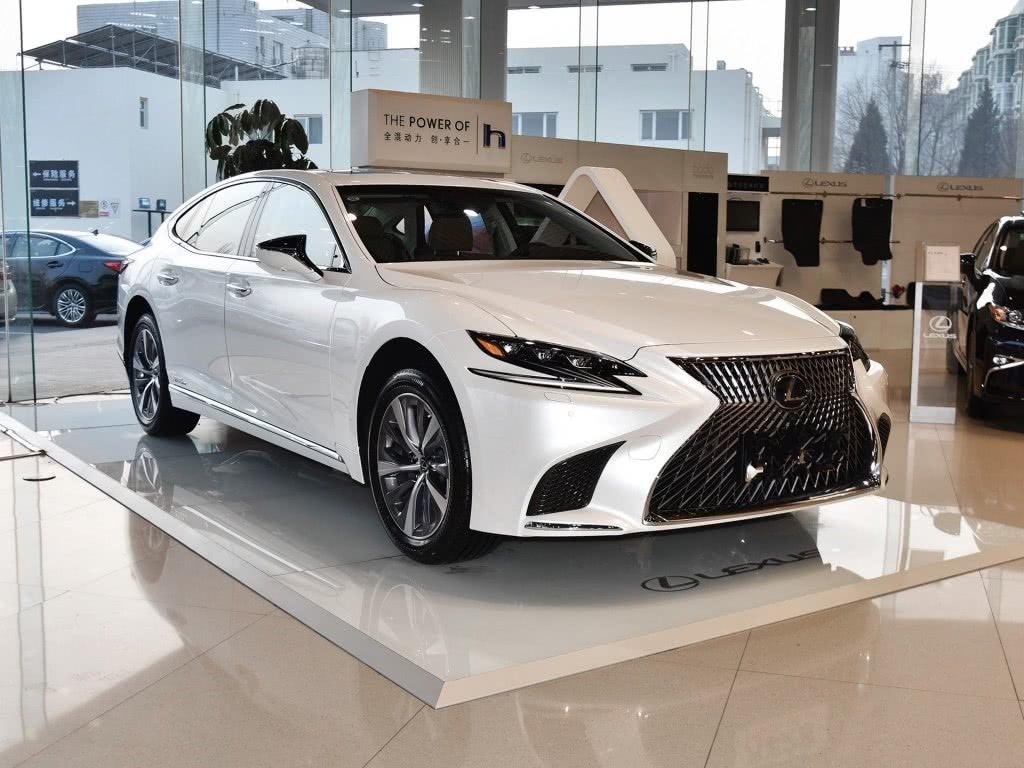 车重2吨，轴距3.1米，配10AT操控比S级精准，82万起够厚道！