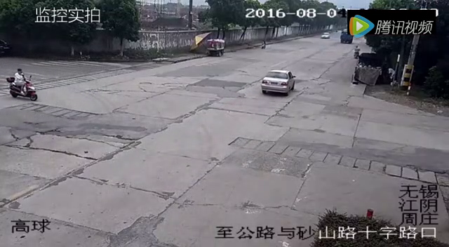 电动车闯红灯大货车饶她一命，却没躲过小轿车撞飞