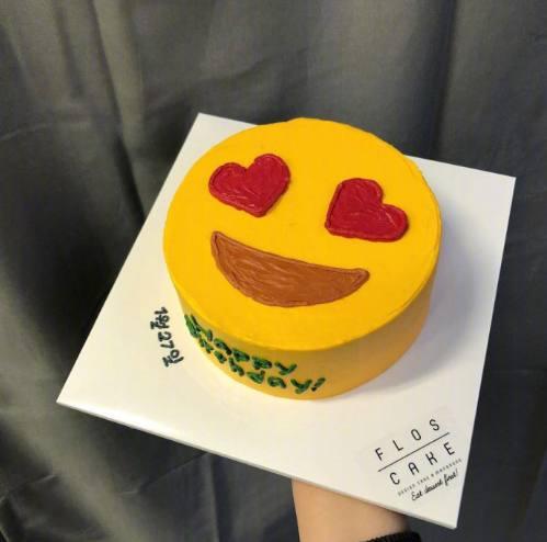 简约款生日蛋糕在家就可以自己做虽然长得一般但是好吃