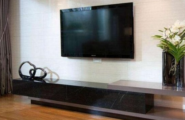 头次见有人在电视墙内埋根大水管,聪明人一看