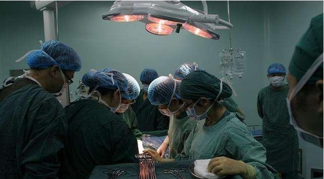 46岁高龄产妇执意生二胎,双胞胎儿子出生后,全