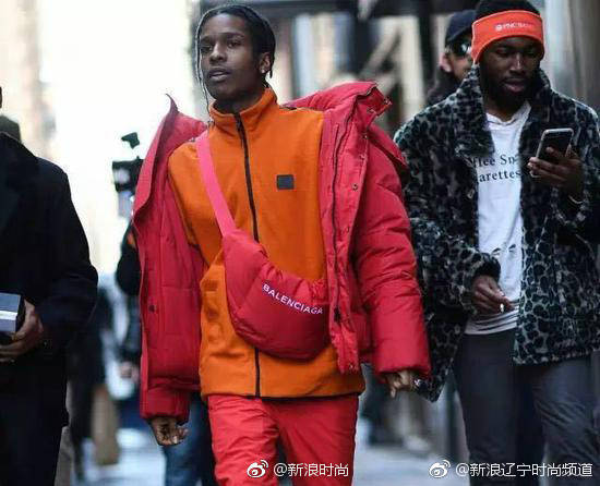 所有明星都在背的手枪包到底是什么