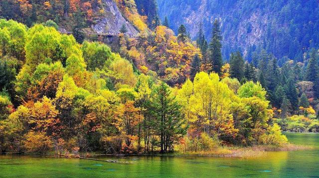 三清山又名少华山、丫山,位于中国江西省上饶市玉山县与德兴市交界处。因玉京、玉虚、玉华三峰宛如道教玉清、上清、太清三位尊神列坐山巅而得名。其中玉京峰为最高,海拔1819.9米,是江西第五高峰和怀玉山脉的最高峰,也是信江的源头。三清山是道教名山,世界自然遗产地、世界地质公园、国家自然遗产、国家地质公园。 三清山主体南北长12.