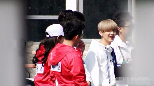 跑男》录制世界杯足球主题,鹿晗将对战杨幂,鹿