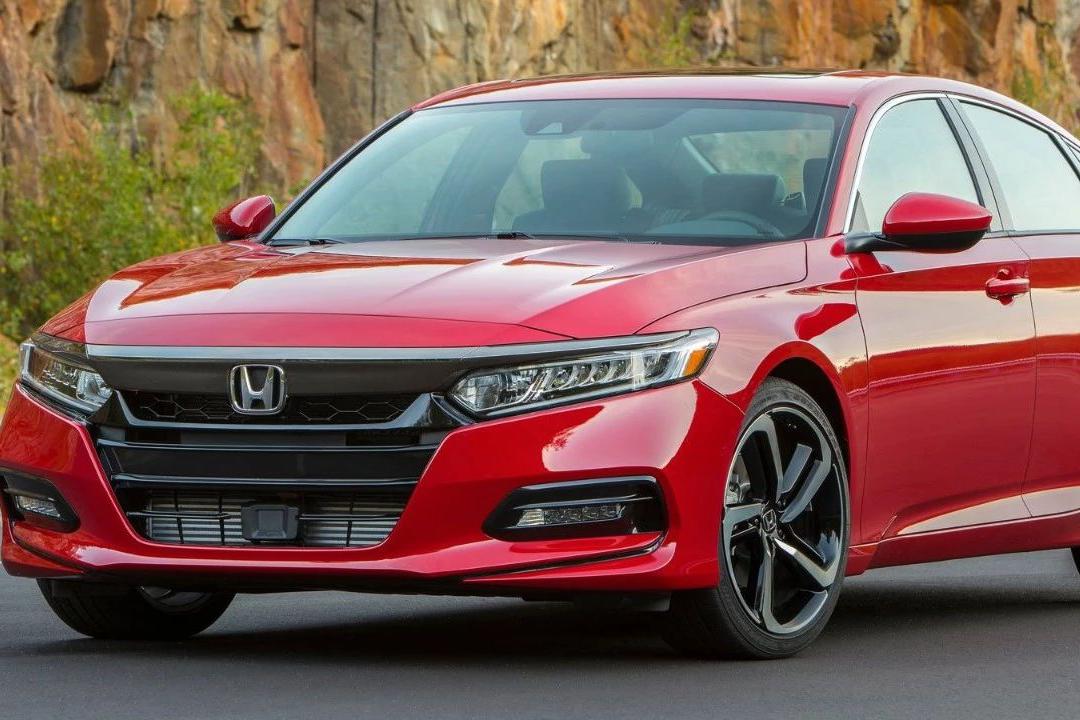 全新本田雅阁对比阿特兹！20万运动中型车该如何选择？