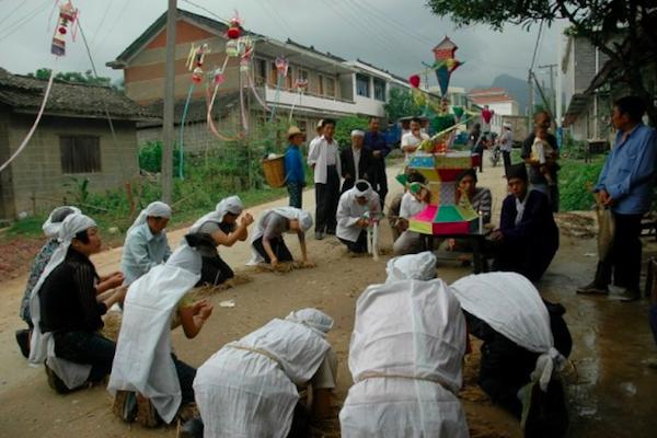 农村的丧葬习俗半夜"烧车送盘缠",其实并没有那么神秘