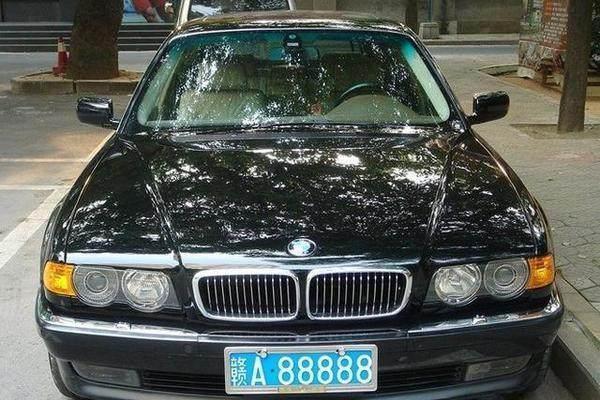 江西土豪18年前300万购入宝马L7, 气质不输劳斯莱斯, 车牌5个8