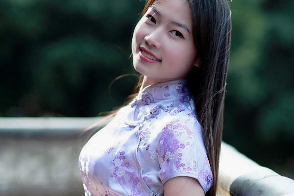 一个笑容满面的古韵长发旗袍姑娘