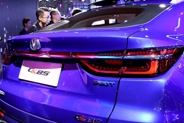 长安CS85实拍:颜值和内饰是最大的杀手锏