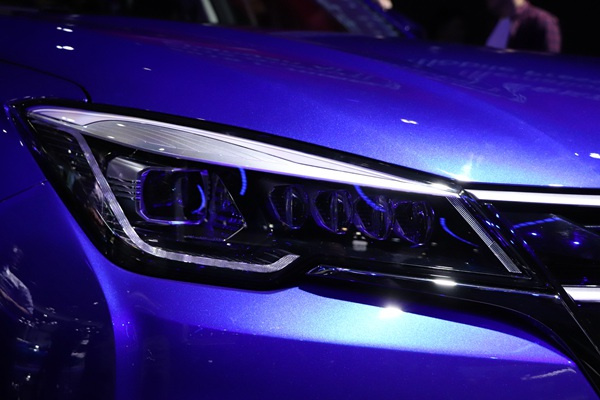 长安CS85实拍:颜值和内饰是最大的杀手锏