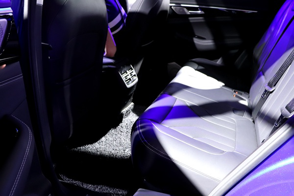 长安CS85实拍:颜值和内饰是最大的杀手锏