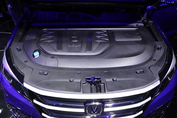 长安CS85实拍:颜值和内饰是最大的杀手锏