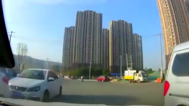 视频车缓慢行驶在路口，不料一辆车速过快的电动车撞了上来  ​