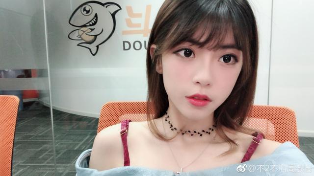 斗鱼周淑怡深夜秀夜宵,网友:暗示卡子哥是黄瓜