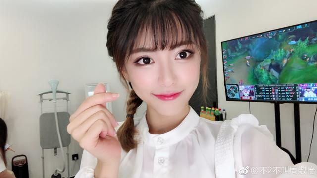 斗鱼周淑怡深夜秀夜宵,网友:暗示卡子哥是黄瓜