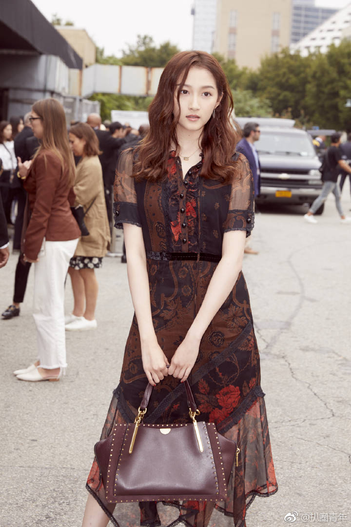 关晓彤纽约时装周 这次的造型你们觉得如何