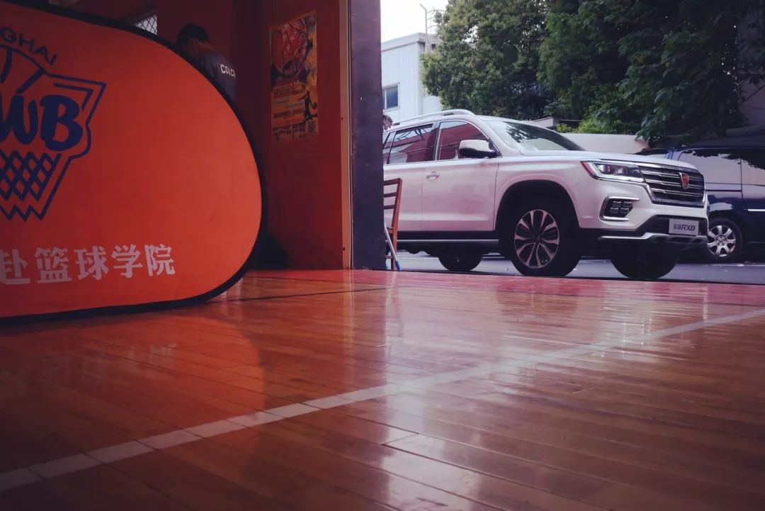荣威RX8装得下一支篮球队么?