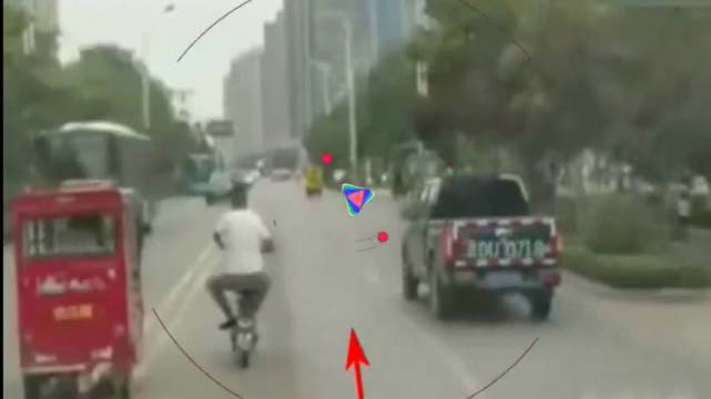 电动车小伙脚踹三轮车，下一幕你们憋住别笑！  ​