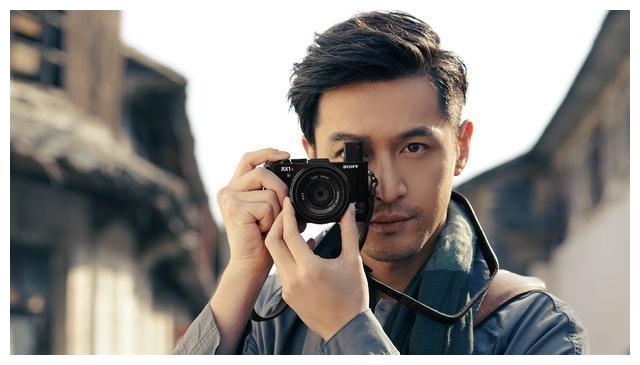 胡歌发素颜照祝福古月哥欠成立14周年