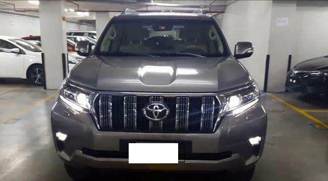 停车场偶遇新款丰田普拉多, 造型堪称小号陆巡, 开起来老霸道了