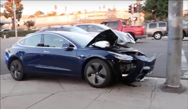 特斯拉Model 3又出事故了：撞在交通信号灯柱子上快报废了