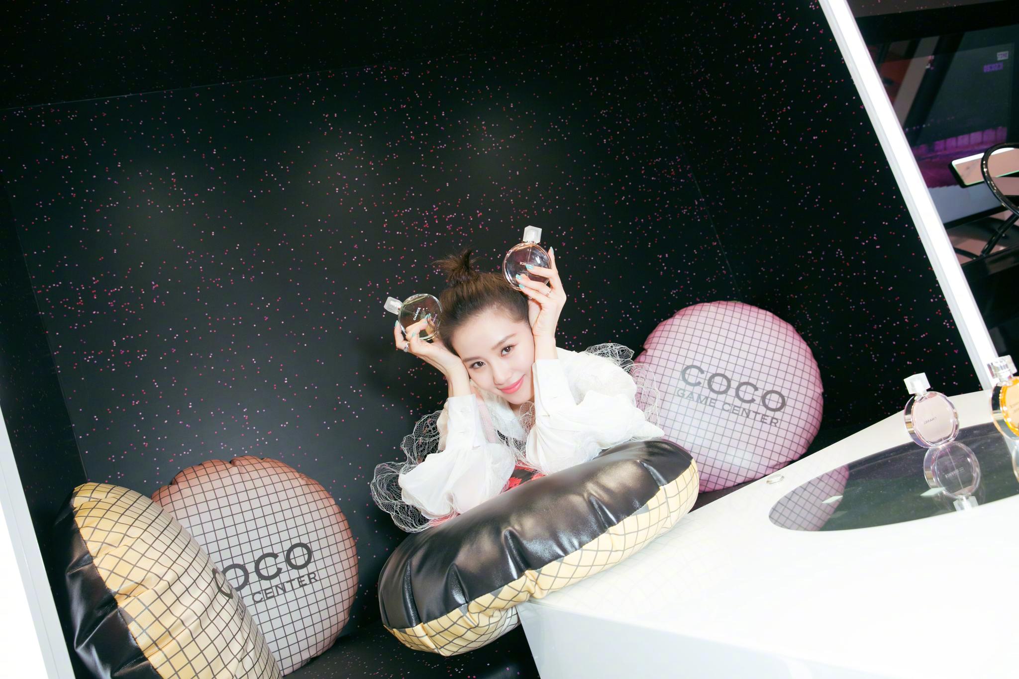 刘诗诗身着CHANEL 2018 春夏系列白色丝质衬衫与斜纹软呢半裙