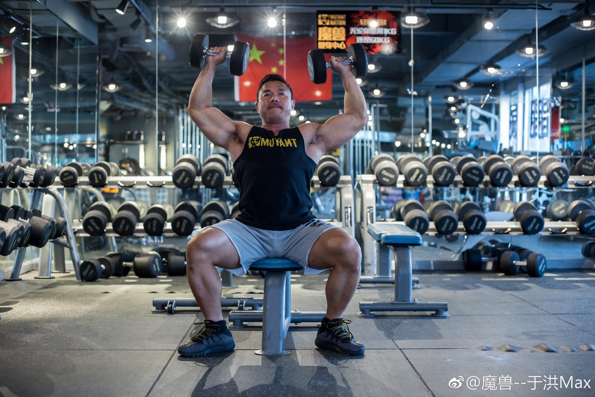 让三角肌饱满,哑铃推举刺激更深