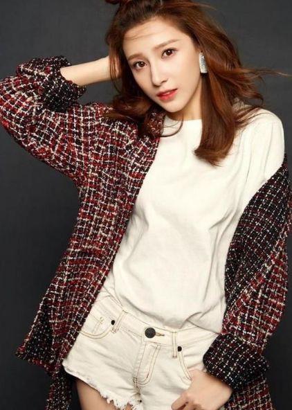 央视90后美女主播, 走秀时泳装不慎滑落, 面对窘境她竟然这么做