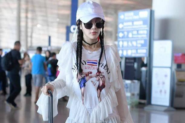 李小璐机场穿超短裤,腿缝宽还敢穿,暴露了自身